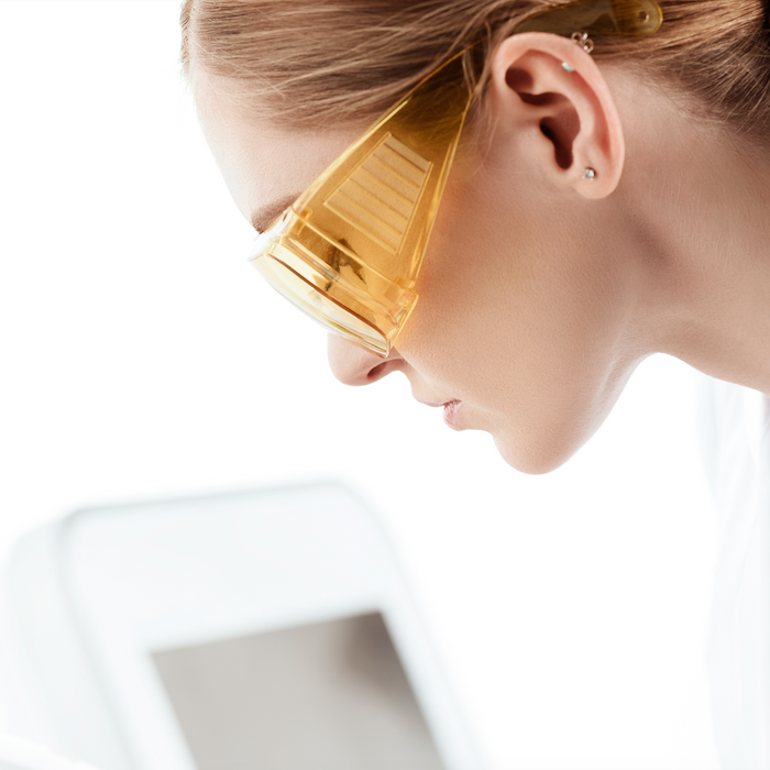 What qualifications does a laser therapist need?